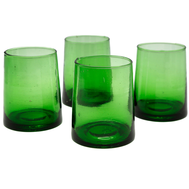 Cocktail glasses with a lively glass structure - green, robust and individual