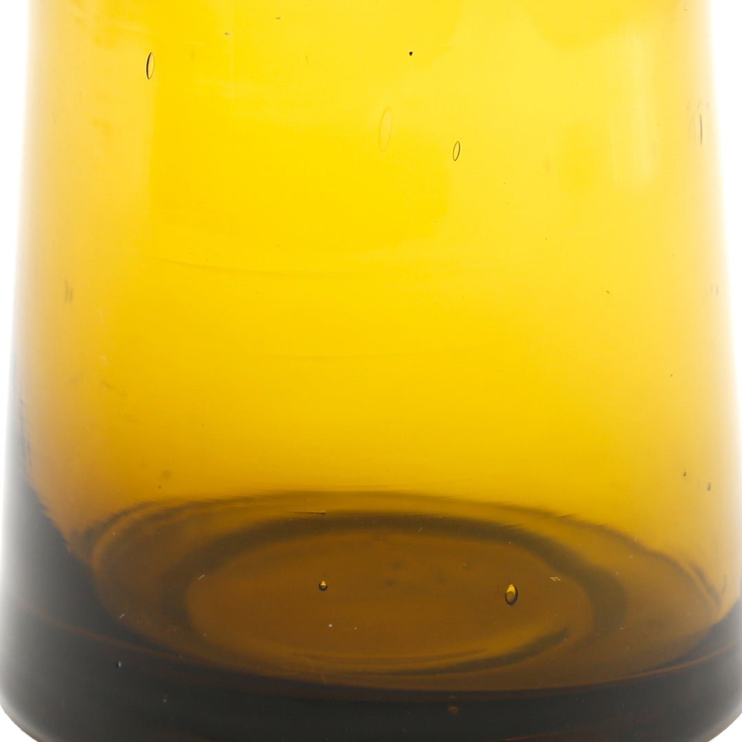 Close-up of the glass bottom with typical air pockets – characteristic of mouth-blown glass