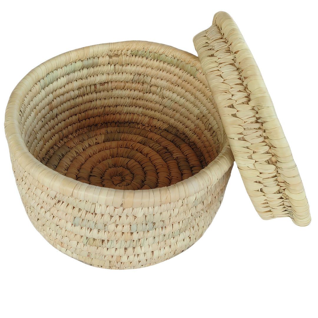 Round woven palm-leaf basket, 28 cm in diameter, with a lid that rests against the side and a visible interior.