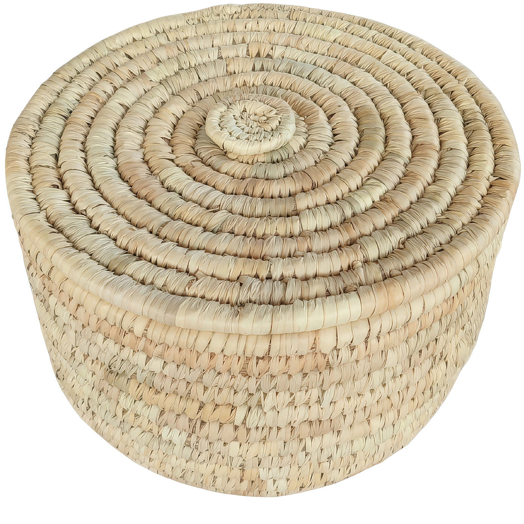 Round woven basket made of palm leaves with a 15-liter capacity and a closed lid featuring a spiral weave pattern.