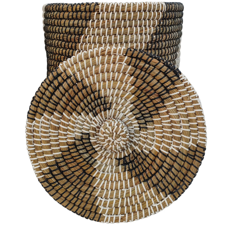A seagrass basket with a capacity of approximately 40 liters; in the foreground is a close-up view of the patterned lid with a woven knob.