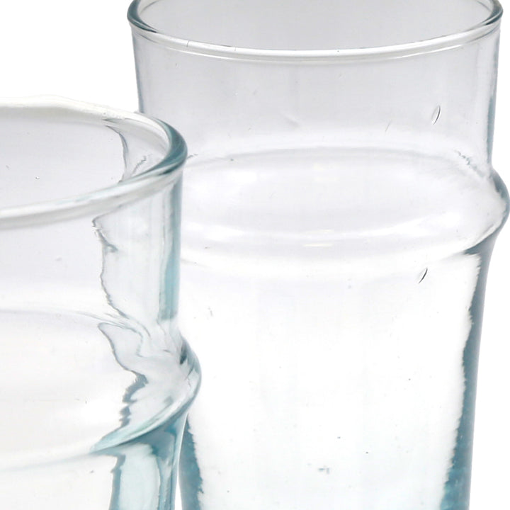 Latte Macchiato served in a clear glass – stylish with a gentle blue shimmer