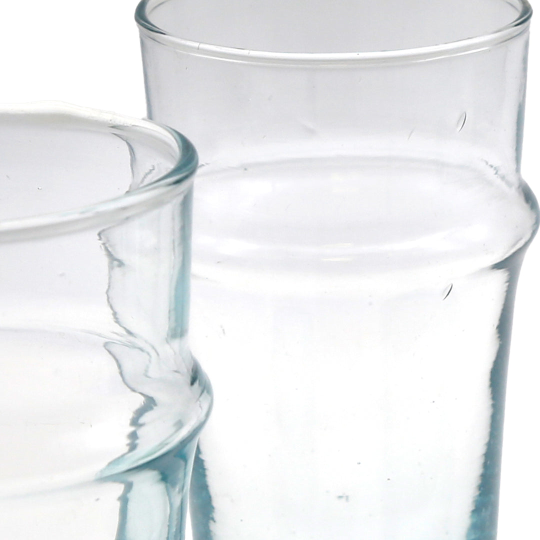 Latte Macchiato served in a clear glass – stylish with a gentle blue shimmer