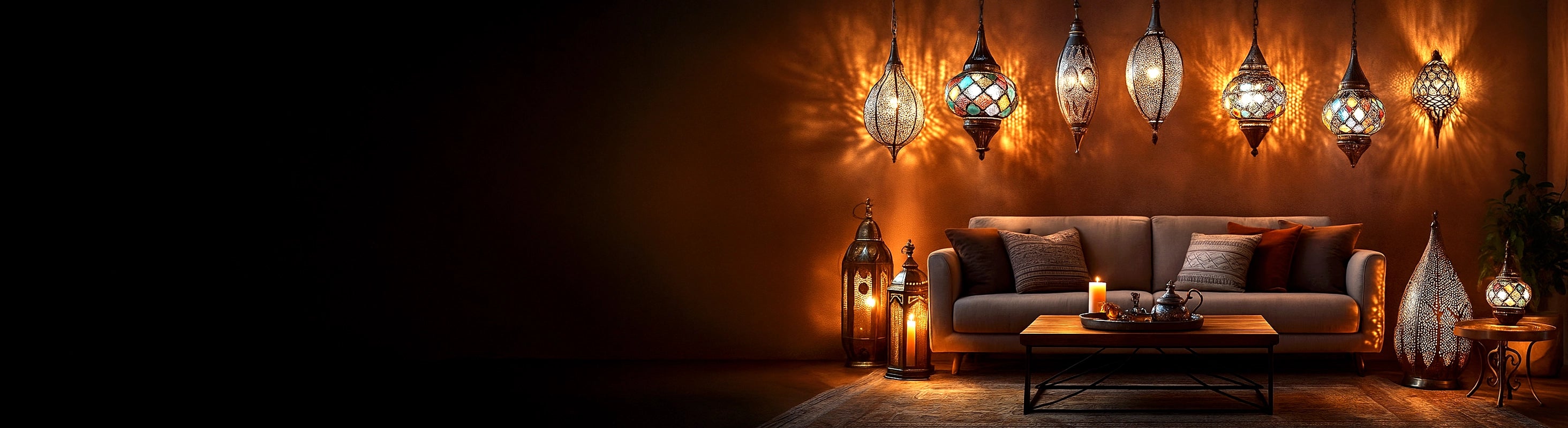 Moroccan lamps – Living room with Moroccan lamps, hanging lanterns and sconces in warm light, decorated with sofas, brass accessories and leather