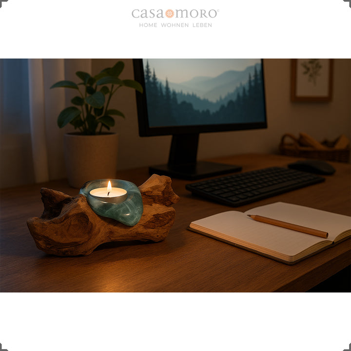Tealight holder made of glass and burl wood on a desk, its warm light creates a relaxed, concentrated working atmosphere.