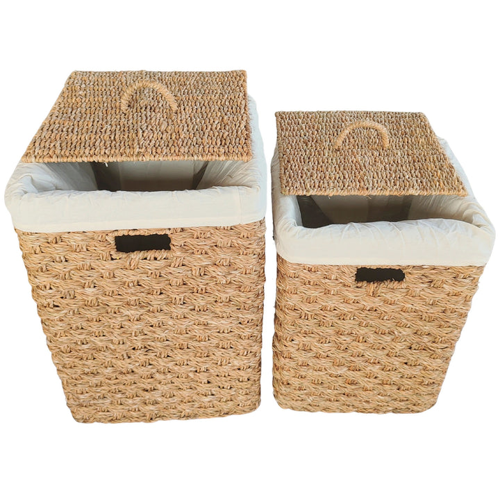 Set of 2 square seagrass laundry baskets, approx. 55 and 85 liters, with raised lids and light-colored fabric inserts.