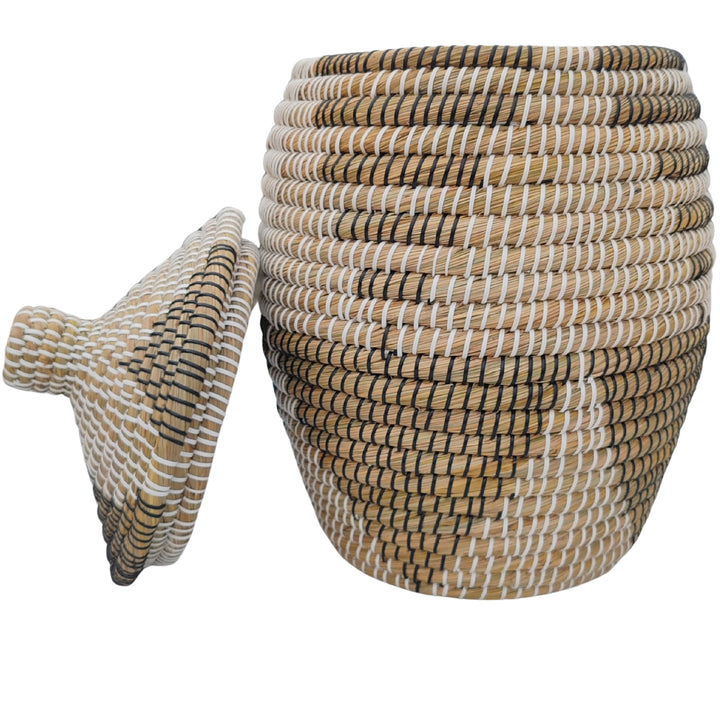 Open-top laundry basket made of seagrass in natural/brown/black/white, with a capacity of approximately 30 liters and a hinged lid.