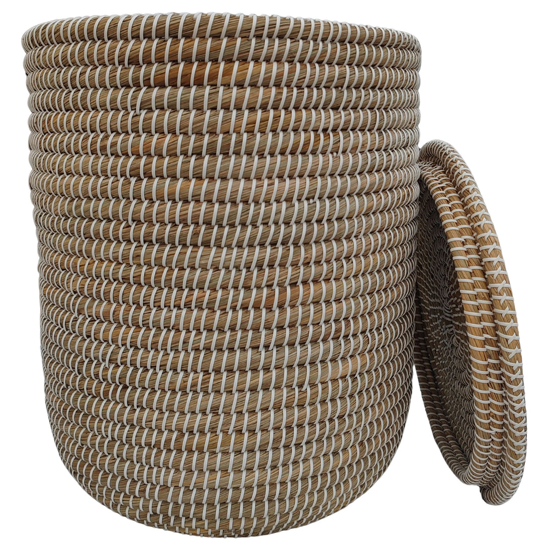 Open-top laundry basket made of seagrass in natural/white, with a capacity of approximately 65 liters and a lid that rests against the side.