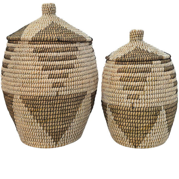 2er-Set bauchiger Seegras-Wäschekörbe mit Deckeln in Natur/Braun/Schwarz/Weiß, ca. 30 und 60 Liter.