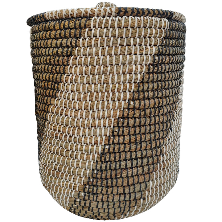 Round laundry basket made of seagrass in natural, black, and white, with a closed lid and a capacity of approximately 40 liters.