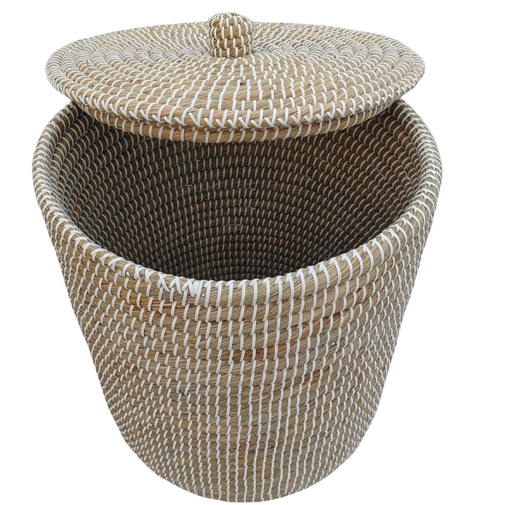 Open laundry basket made of seagrass with a capacity of approximately 65 liters and a raised lid; interior view.